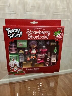 Teeny Tinies -  The World of Strawberry Shortcake Pastry Cafe Playset 20 Pcs NEW